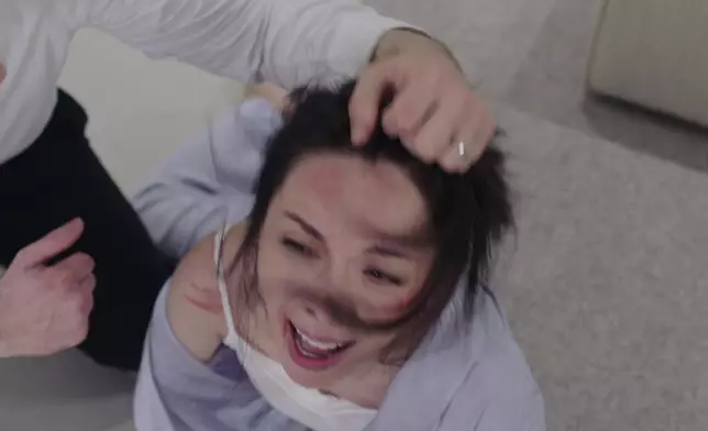 之後再被扯頭+再次掌摑，煒哥好慘！