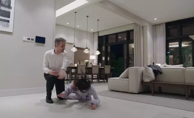 之後再被扯頭+再次掌摑，煒哥好慘！