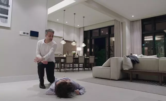 之後再被扯頭+再次掌摑，煒哥好慘！