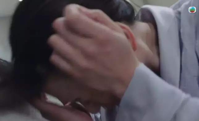 之後再被扯頭+再次掌摑，煒哥好慘！