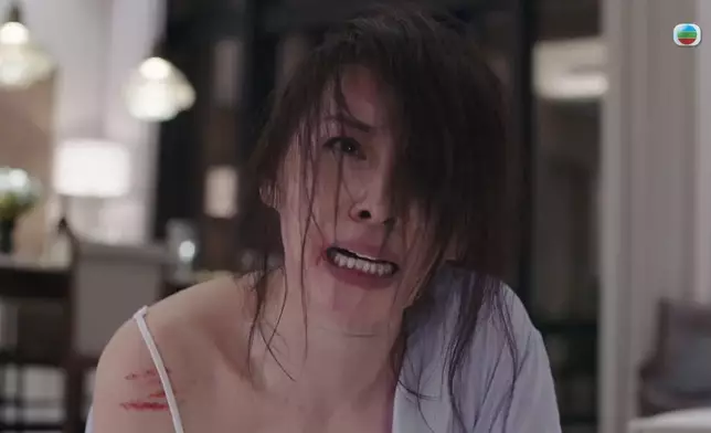 之後再被扯頭+再次掌摑，煒哥好慘！