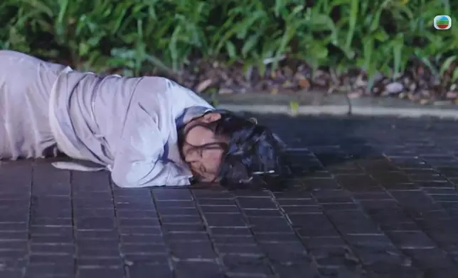 煒哥逃離暴力老公魔掌，B哥及時出現英雄救美。