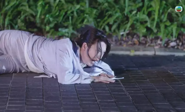 煒哥逃離暴力老公魔掌，B哥及時出現英雄救美。