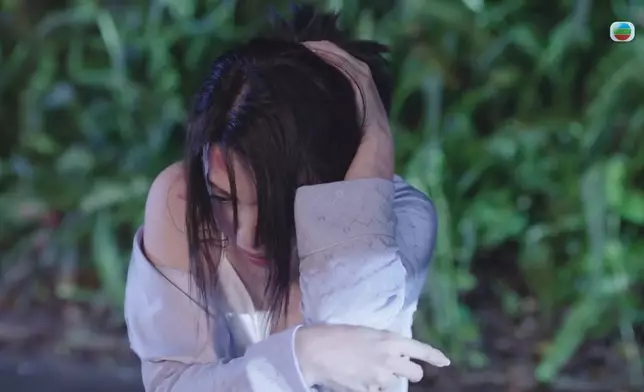 煒哥逃離暴力老公魔掌，B哥及時出現英雄救美。