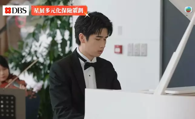 湯鎮業強闖明塱醫院，拉走正在演奏鋼琴的仔仔馮皓揚。