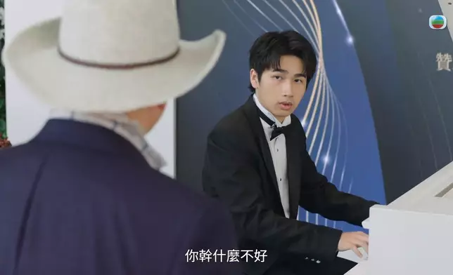 湯鎮業強闖明塱醫院，拉走正在演奏鋼琴的仔仔馮皓揚。