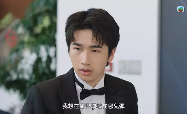 湯鎮業強闖明塱醫院，拉走正在演奏鋼琴的仔仔馮皓揚。