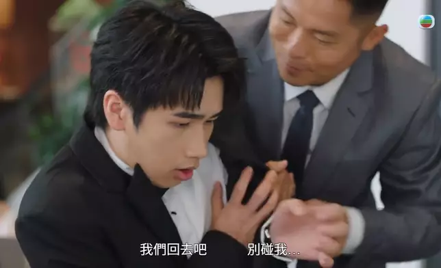 湯鎮業強闖明塱醫院，拉走正在演奏鋼琴的仔仔馮皓揚。