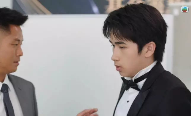 湯鎮業強闖明塱醫院，拉走正在演奏鋼琴的仔仔馮皓揚。