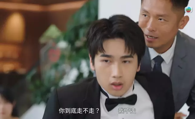 湯鎮業強闖明塱醫院，拉走正在演奏鋼琴的仔仔馮皓揚。