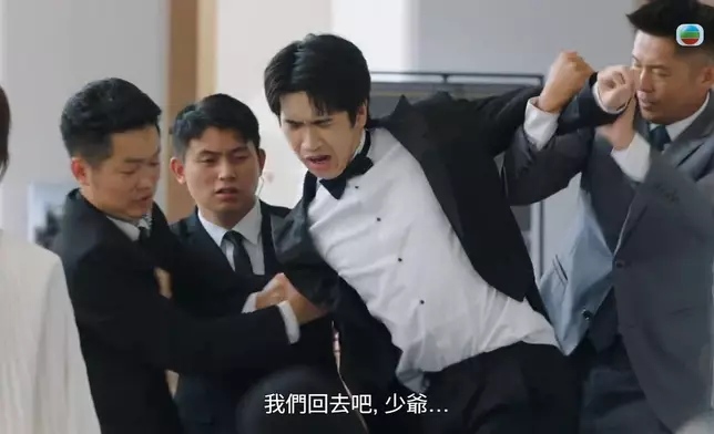 湯鎮業強闖明塱醫院，拉走正在演奏鋼琴的仔仔馮皓揚。