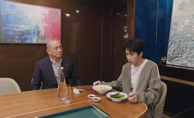 戲內揚揚好驚湯鎮業，兩父子好有隔膜。