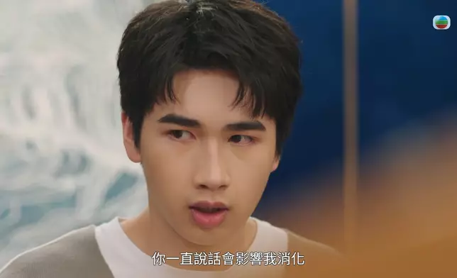 戲內揚揚好驚湯鎮業，兩父子好有隔膜。