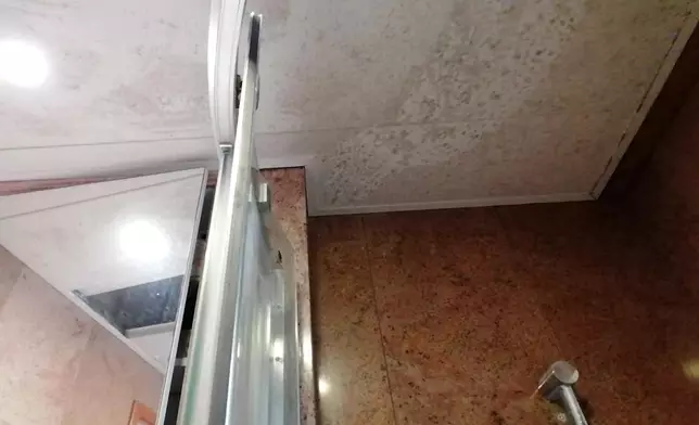 廁所天花明顯發晒霉