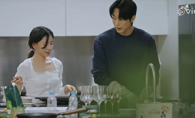 洪智妍不時主動接近鄭元奎。