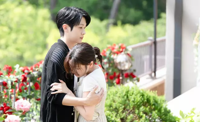 《宇宙Marry Me?》第一集即以亮眼收視率稱霸。Disney+提供圖片