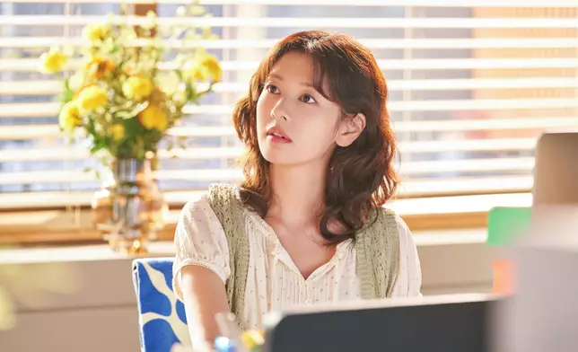 庭沼珉飾演失婚設計師柳美里。Disney+提供圖片