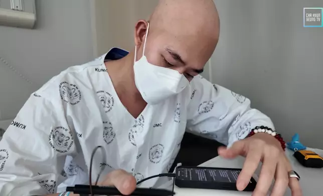 車炫承將手機備忘錄上的日記重新抄寫至筆記本。影片截圖