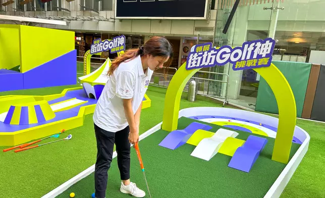 市民可體驗適合親子同樂的迷你高爾夫球遊戲。