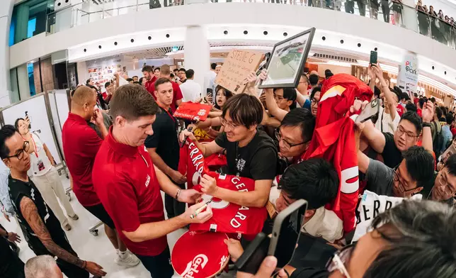 謝拉特和球迷簽名。