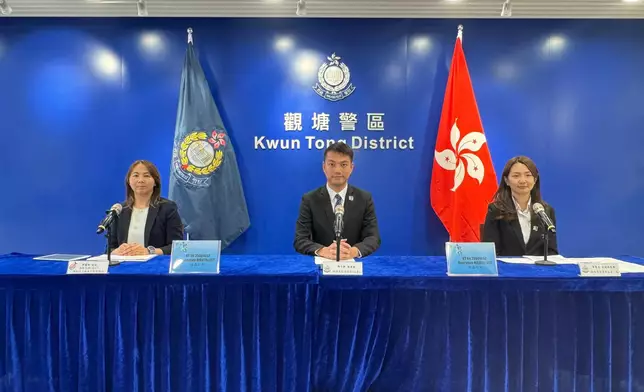 （左起）積金局高級經理(執法)曾麗珊、觀塘警區總督察(刑事)鄧子軒、觀塘警區重案組第一隊主管梁曼宜督察