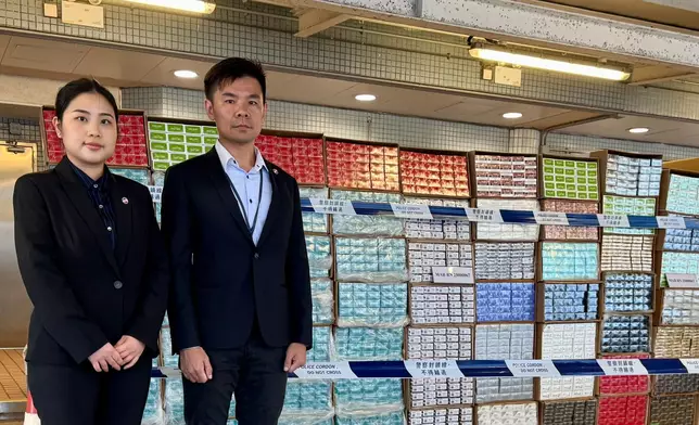 警方展示檢獲的私煙。