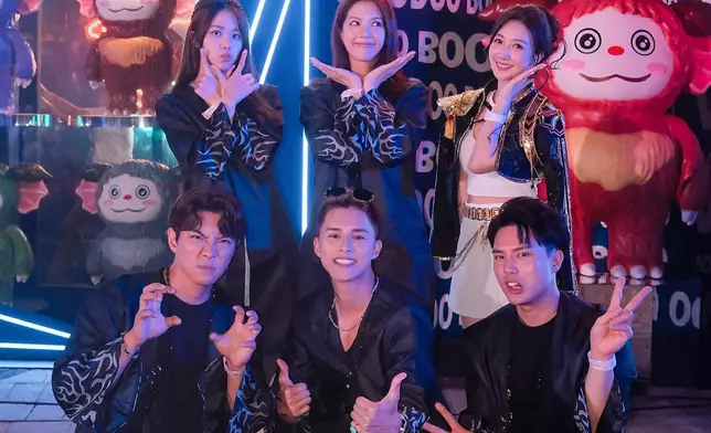 陳曉華近日她就與劇中「方家」的「仔女和新抱」一齊去了主題公園玩。