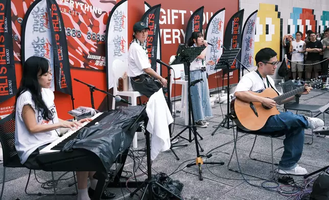 有教師、會計師、歌唱老師、零售銷售員，亦有工商學士同心理學學士。