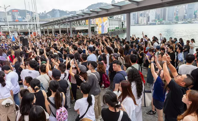 觀眾冒雨支持！