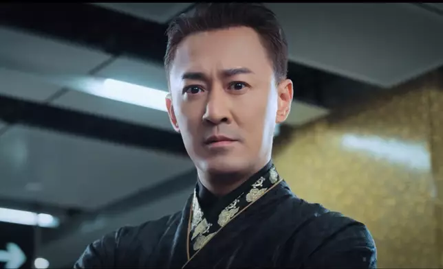 預告片中，港劇迷耳熟能詳的主題音樂響起，林峯飾演的「寡人」以一身古裝造型霸氣登場。