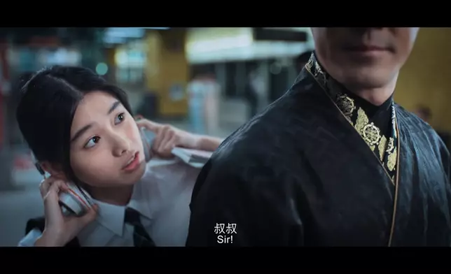 林峯飾演的「寡人」由古代穿越至今，展開一場時光之旅，出現於港鐵車站，「寡人」更被現代女學生稱呼為「阿叔」。