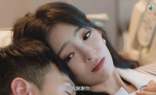 植物人狀態的Kyle奇蹟甦醒，二人在病床上一字一淚的情深告白戲，獲觀眾大讚感動。