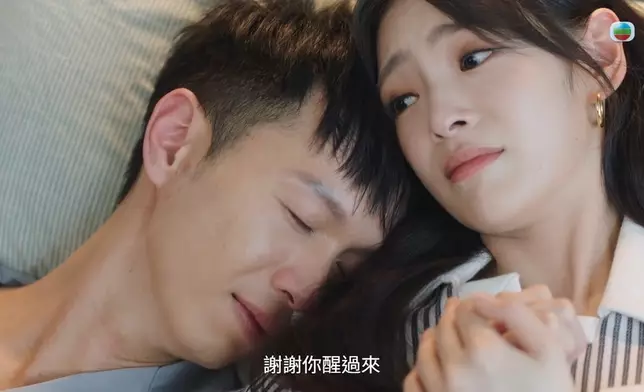 植物人狀態的Kyle奇蹟甦醒，二人在病床上一字一淚的情深告白戲，獲觀眾大讚感動。