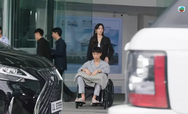 啟心帶亦謙轉院接受更好的治療時卻遇上車禍意外，亦謙「醒番」未夠半集即死，令不少網民大感意外。