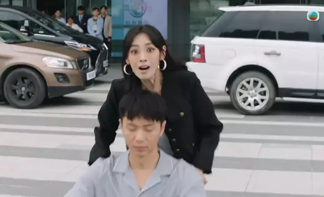 啟心帶亦謙轉院接受更好的治療時卻遇上車禍意外，亦謙「醒番」未夠半集即死，令不少網民大感意外。