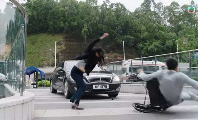 啟心帶亦謙轉院接受更好的治療時卻遇上車禍意外，亦謙「醒番」未夠半集即死，令不少網民大感意外。