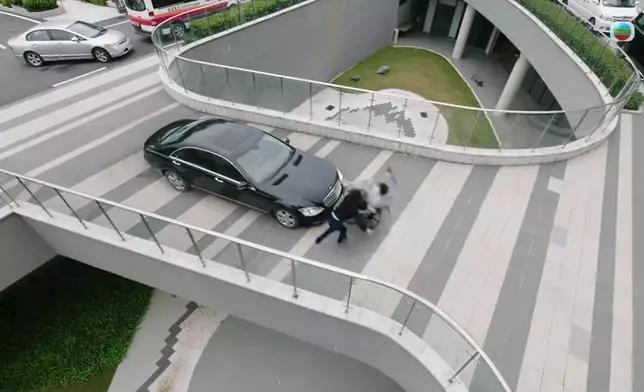 啟心帶亦謙轉院接受更好的治療時卻遇上車禍意外，亦謙「醒番」未夠半集即死，令不少網民大感意外。