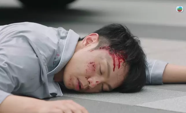 啟心帶亦謙轉院接受更好的治療時卻遇上車禍意外，亦謙「醒番」未夠半集即死，令不少網民大感意外。