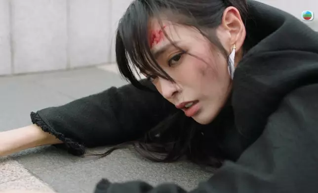 啟心帶亦謙轉院接受更好的治療時卻遇上車禍意外，亦謙「醒番」未夠半集即死，令不少網民大感意外。