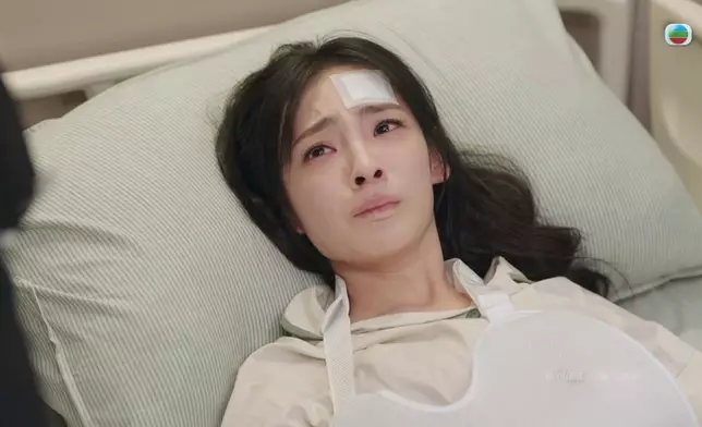 啟心帶亦謙轉院接受更好的治療時卻遇上車禍意外，亦謙「醒番」未夠半集即死，令不少網民大感意外。