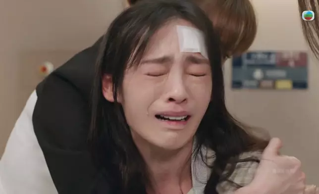 啟心帶亦謙轉院接受更好的治療時卻遇上車禍意外，亦謙「醒番」未夠半集即死，令不少網民大感意外。