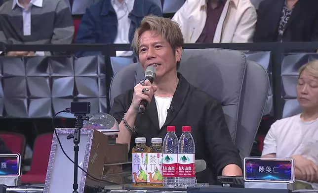 雷有輝大讚：呢個真係好大突破啦，勢估唔到Emily可以咁sexy，好有《本能》Sharon Stone咁。