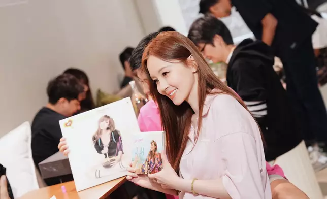 有粉絲帶齊歷年珍藏，包括CD、寫真集、小卡跟舊合照。