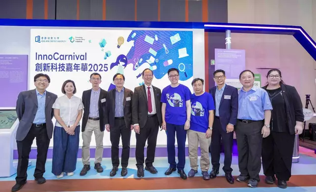 創新科技及工業局局長孫東教授（右五）、創新科技署署長李國彬（右四），在浸大校長衞炳江教授（左五）、常務副校長黃定發教授（左四）、知識轉移總監林國然（左一）和浸大發明家的陪同下，參觀浸大的展館。