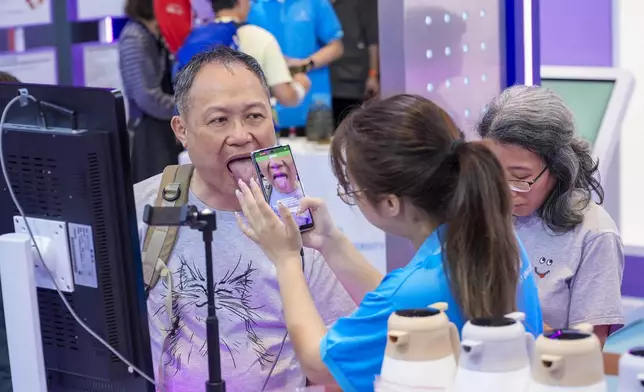 浸大創新、轉化及政策研究院研究員張世平教授研發的「觀舌辨食」手機應用程式，能根據中醫舌象特徵分析舌頭的影像。