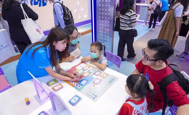 參加者參與「透過智慧能源舍區參與實現零碳目標」計劃的互動卡牌遊戲。該計劃由浸大亞洲能源研究中心主任馬雅燕教授領導。