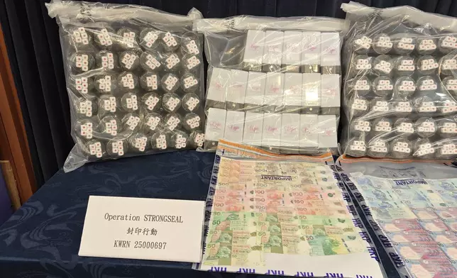 西九龍刑事部展開大型掃黃行動，包括針對操控未成年少女賣淫的「勇烈」行動，以及打擊黑幫非法僱用外籍女子陪酒的「封印」行動。圖為檢獲的證物。警方圖片