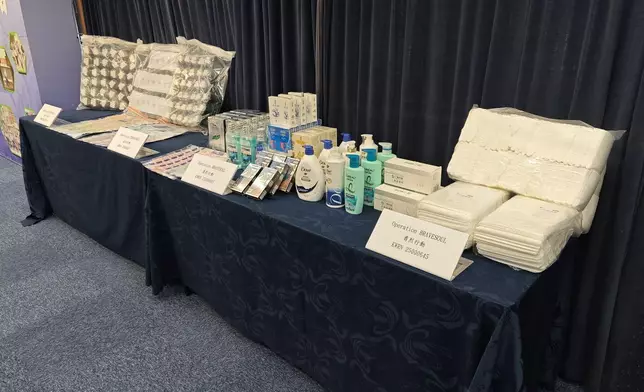 西九龍刑事部展開大型掃黃行動，包括針對操控未成年少女賣淫的「勇烈」行動，以及打擊黑幫非法僱用外籍女子陪酒的「封印」行動。圖為檢獲的證物。警方圖片