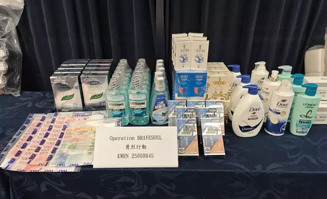 西九龍刑事部展開大型掃黃行動，包括針對操控未成年少女賣淫的「勇烈」行動，以及打擊黑幫非法僱用外籍女子陪酒的「封印」行動。圖為檢獲的證物。警方圖片