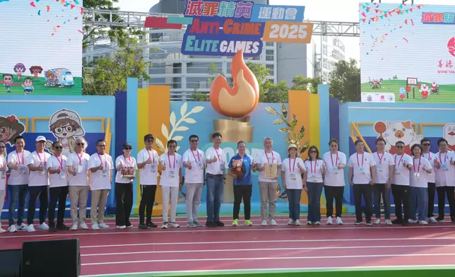 嘉賓於「滅罪精英運動會2025」啟動禮上合影，正式揭開為期兩日的防罪嘉年華序幕。巴士的報記者攝